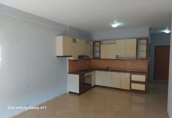 Tirane, jepet me qera ambjent biznesi Kati 4, 120 m² 630 € (Don Bosco)