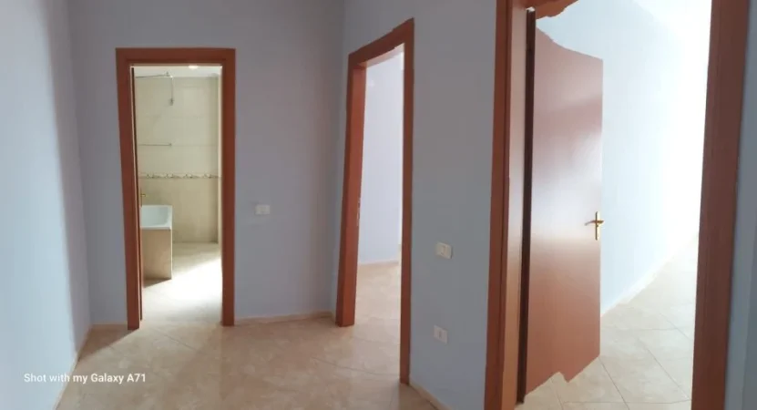 Tirane, jepet me qera ambjent biznesi Kati 4, 120 m² 630 € (Don Bosco)