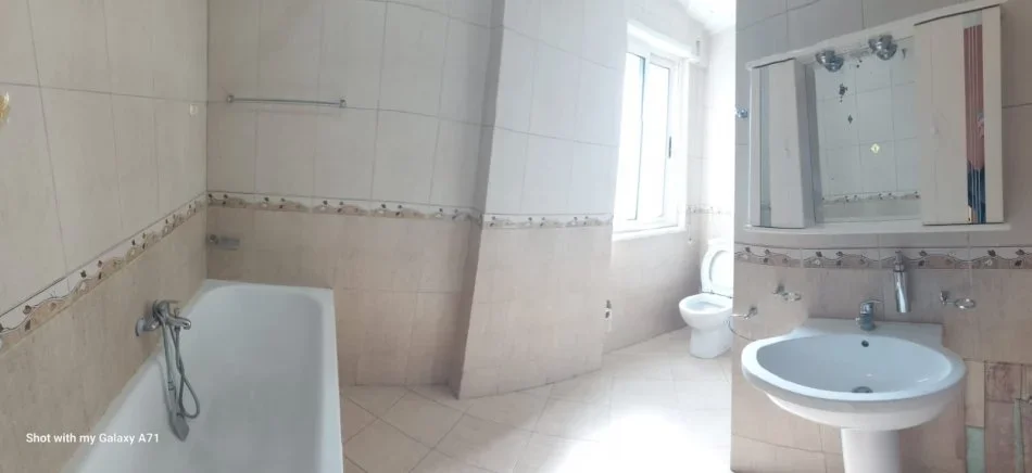 Tirane, jepet me qera ambjent biznesi Kati 4, 120 m² 630 € (Don Bosco)