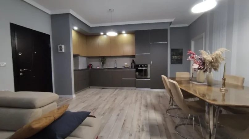 Tirane, jepet me qera apartament 2+1+ 2 Ballkone Kati 1, 99 m² 60 000 Lek (Rruga Selite e vjeter tek Xhamia)