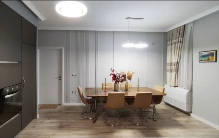 Tirane, jepet me qera apartament 2+1+ 2 Ballkone Kati 1, 99 m² 60 000 Lek (Rruga Selite e vjeter tek Xhamia)