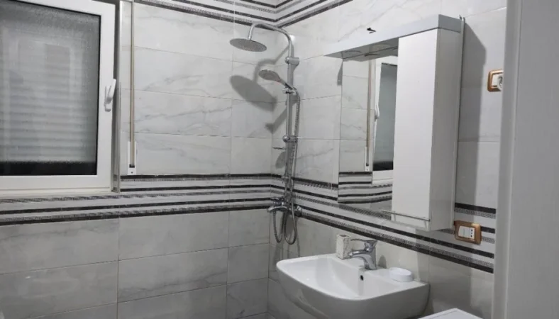 Tirane, jepet me qera apartament 2+1+ 2 Ballkone Kati 1, 99 m² 60 000 Lek (Rruga Selite e vjeter tek Xhamia)
