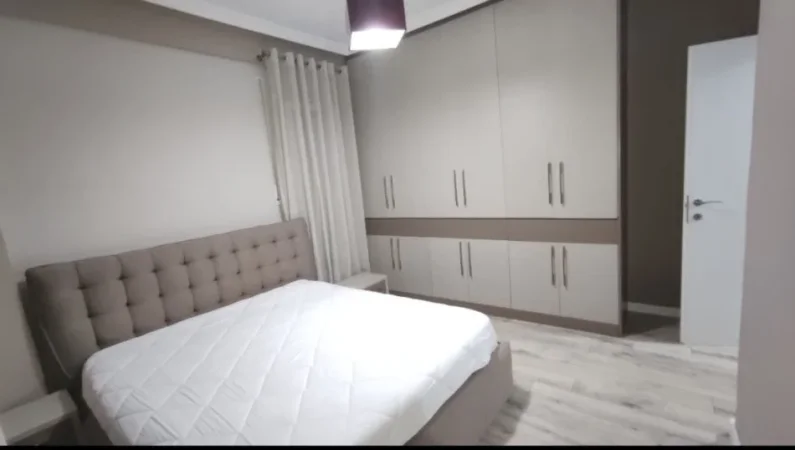 Tirane, jepet me qera apartament 2+1+ 2 Ballkone Kati 1, 99 m² 60 000 Lek (Rruga Selite e vjeter tek Xhamia)