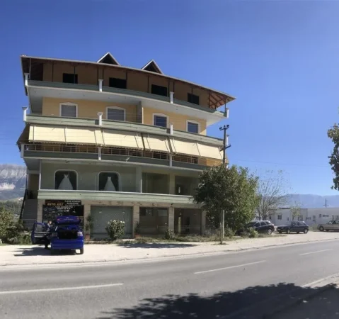 Gjirokaster, jepet me qera ambjent biznesi Kati 1, 90 m² (pranë rrugës nacionale Gjirokastër-Kakavijë)