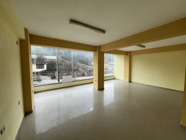 Gjirokaster, jepet me qera ambjent biznesi Kati 1, 90 m² (pranë rrugës nacionale Gjirokastër-Kakavijë)