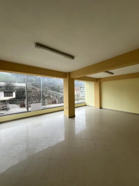 Gjirokaster, jepet me qera ambjent biznesi Kati 1, 90 m² (pranë rrugës nacionale Gjirokastër-Kakavijë)