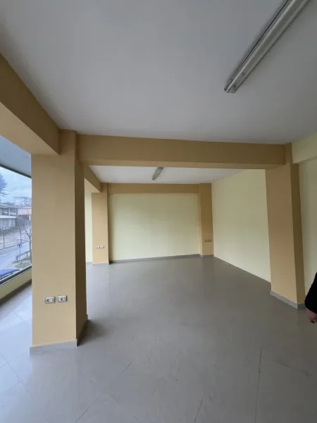 Gjirokaster, jepet me qera ambjent biznesi Kati 1, 90 m² (pranë rrugës nacionale Gjirokastër-Kakavijë)