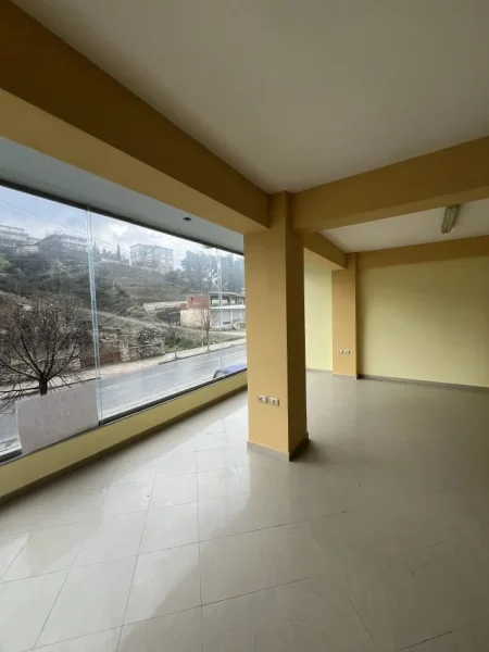 Gjirokaster, jepet me qera ambjent biznesi Kati 1, 90 m² (pranë rrugës nacionale Gjirokastër-Kakavijë)