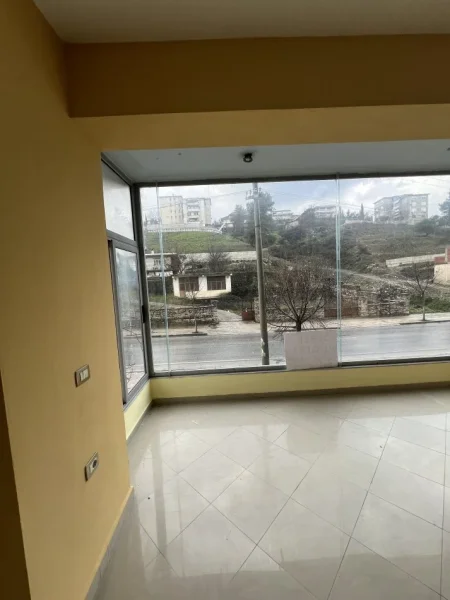 Gjirokaster, jepet me qera ambjent biznesi Kati 1, 90 m² (pranë rrugës nacionale Gjirokastër-Kakavijë)