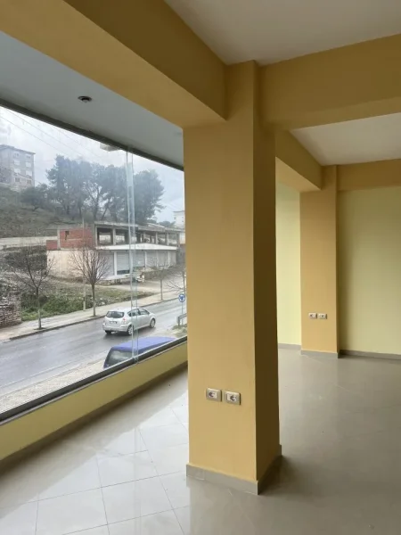 Gjirokaster, jepet me qera ambjent biznesi Kati 1, 90 m² (pranë rrugës nacionale Gjirokastër-Kakavijë)