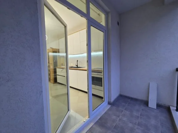 Jepet me Qera Apt 1+1 (+ Bllkn) 100% i Ri 5 min nga Farmacia 10📍 (Fakulteti i Mjeksise) Pallat i Ri V.2025 | 500 € / Muaj 🔥