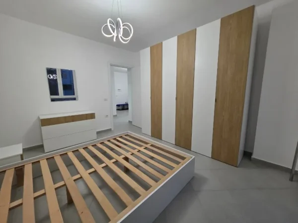 Jepet me Qera Apt 1+1 (+ Bllkn) 100% i Ri 5 min nga Farmacia 10📍 (Fakulteti i Mjeksise) Pallat i Ri V.2025 | 500 € / Muaj 🔥