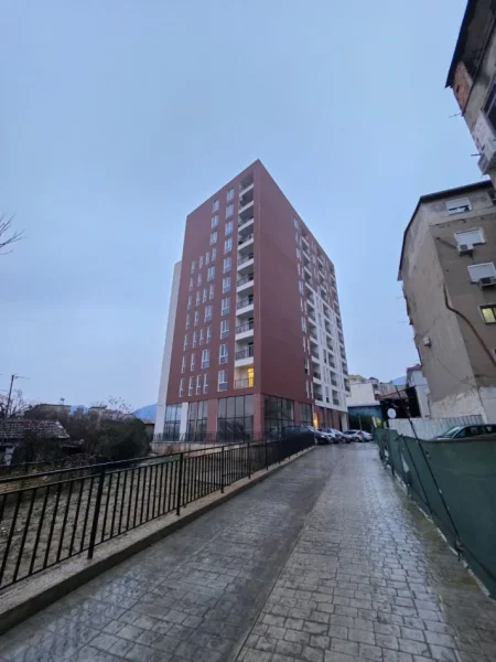 Jepet me Qera Apt 1+1 (+ Bllkn) 100% i Ri 5 min nga Farmacia 10📍 (Fakulteti i Mjeksise) Pallat i Ri V.2025 | 500 € / Muaj 🔥