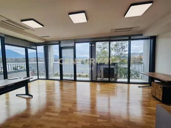 Tirane, jepet me qera ambjent biznesi Kati 3, 235 m² 4.000 € (Lake view Residences)