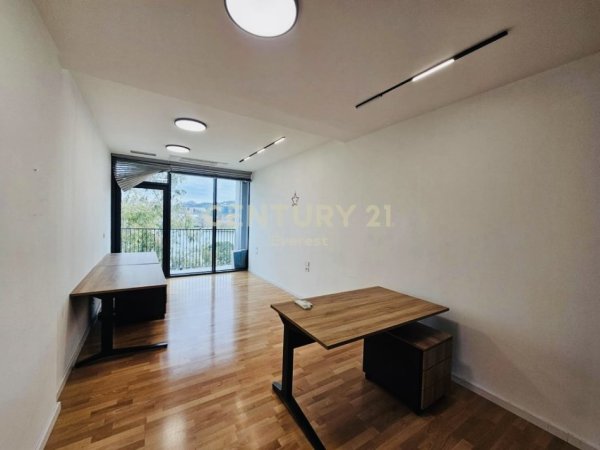 Tirane, jepet me qera ambjent biznesi Kati 3, 235 m² 4.000 € (Lake view Residences)
