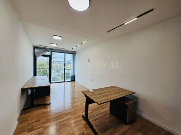 Tirane, jepet me qera ambjent biznesi Kati 3, 235 m² 4.000 € (Lake view Residences)