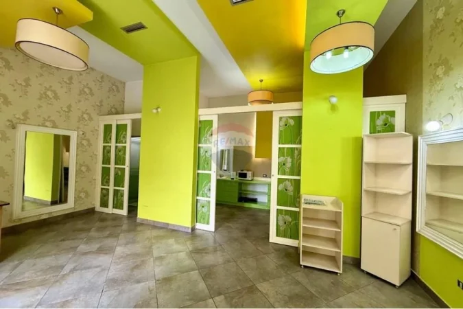 Tirane, jepet me qera zyre , 50 m² 450 € 