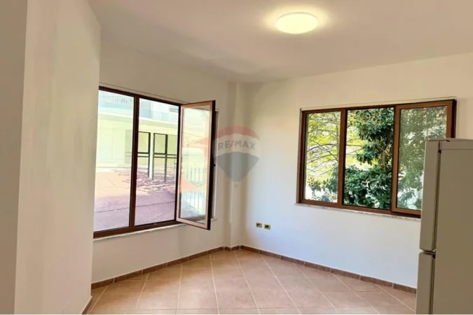 Tirane, jepet me qera zyre , 90 m² 650 € (Rruga Teli Ndini Sheshi Shtraus, Tiranë)