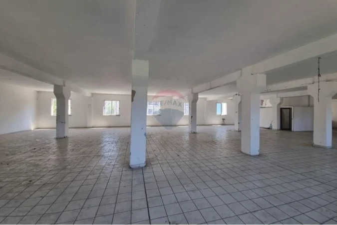 Tirane, jepet me qera magazine , 2.000 m² 1.300 € (Shkolla Bajram Curri - Shkolla e Bashkuar, Tiranë)