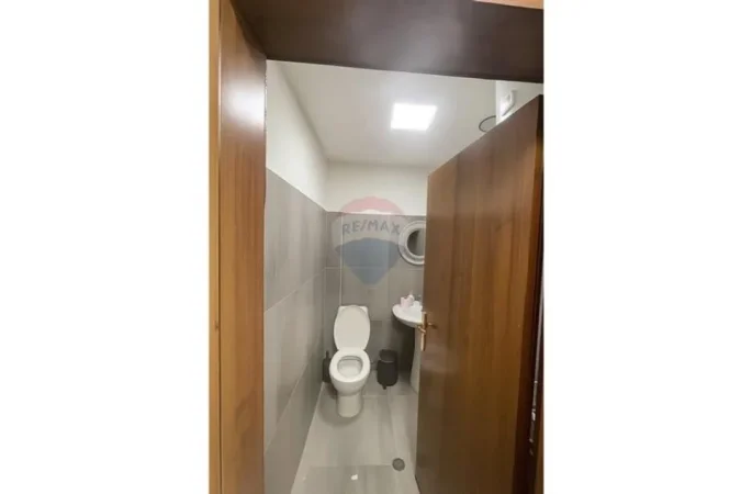 Tirane, jepet me qera zyre , 70 m² 800 € 