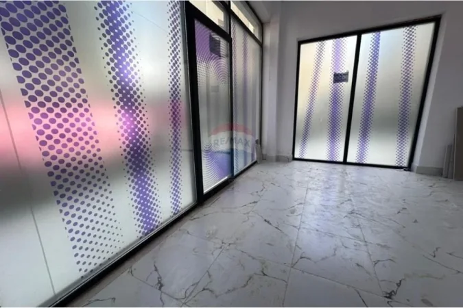 Tirane, jepet me qera dyqan , 27 m² 600 € 