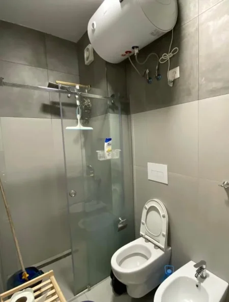 Tirane, jepet me qera apartament 1+1+Ballkon Kati 3, 65 m² 500 € (Rruga Leonard Frroku)