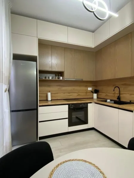 Tirane, jepet me qera apartament 1+1+Ballkon Kati 3, 65 m² 500 € (Rruga Leonard Frroku)