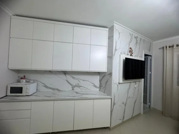 Tirane, jepet me qera apartament 1+1+Ballkon Kati 3, 70 m² 400 € (Astir)