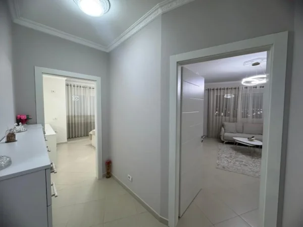 Tirane, jepet me qera apartament 1+1+Ballkon Kati 3, 70 m² 400 € (Astir)