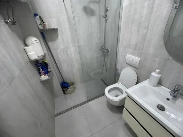 Tirane, jepet me qera apartament 1+1+Ballkon Kati 3, 70 m² 400 € (Astir)