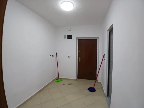Tirane, jepet me qera zyre Kati 2, 60 m² 