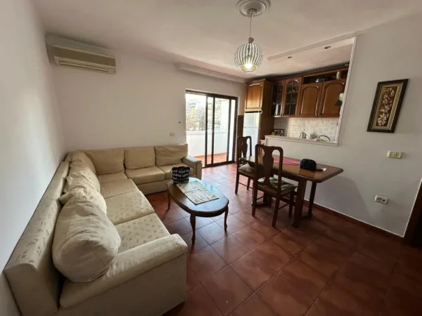Tirane, jepet me qera apartament 3+1+Ballkon Kati 4, 100 m² 550 (Rruga e Barrikadave)