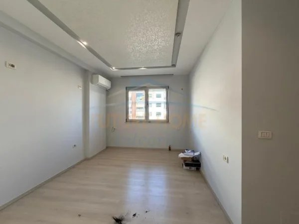 Tirane, jap me qera apartament 3+1+Ballkon Kati 3, 142 m² 730 € (UNAZA E RE)