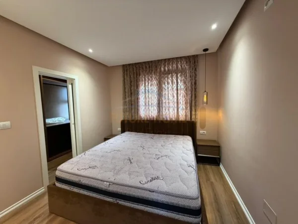 Tirane, jepet me qera apartament 2+1+Ballkon Kati 5, 75 m² 1.000 € 