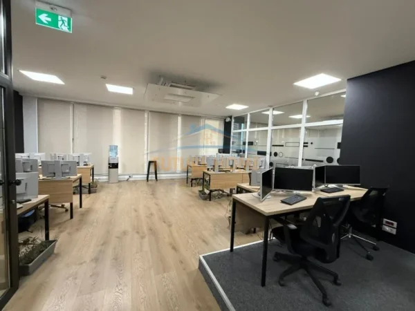 Tirane, jepet me qera ambjent biznesi Kati 1, 583 m² 11.500 € 