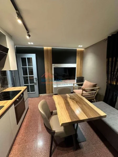 Tirane, jepet me qera apartament 1+1+Ballkon Kati 1, 50 m² 620 € (Shallvaret)