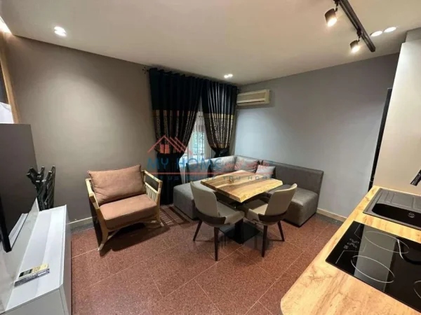 Tirane, jepet me qera apartament 1+1+Ballkon Kati 1, 50 m² 620 € (Shallvaret)