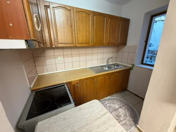 Tirane, jepet me qera apartament 1+1 Kati 3,