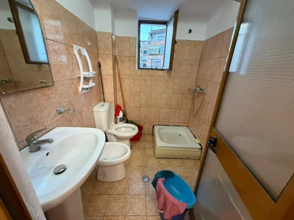 Tirane, jepet me qera apartament 1+1 Kati 3,