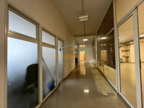 Tirane, jepet me qera ambjent biznesi Kati 0, 898 m² 6.000 € (kthesa kamez)