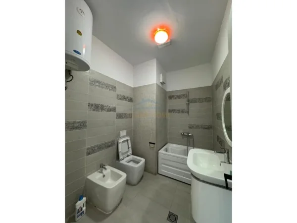 Qera , Ambjent Biznesi , Komuna e Parisit , Tirane