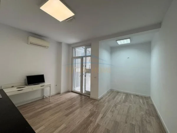 Qera , Ambjent Biznesi , Komuna e Parisit , Tirane