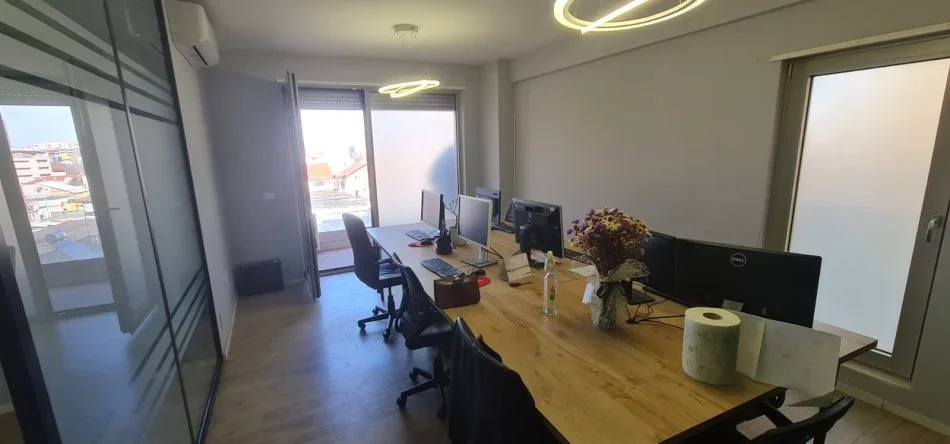 Tirane, jepet me qera ambjent biznesi Kati 2, 79 m² 600 € (Rruga Muhamet Gjollesha)