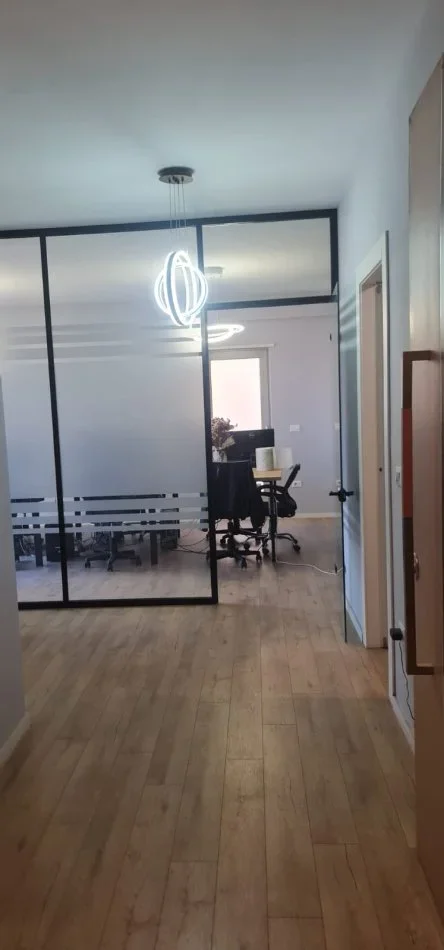 Tirane, jepet me qera ambjent biznesi Kati 2, 79 m² 600 € (Rruga Muhamet Gjollesha)