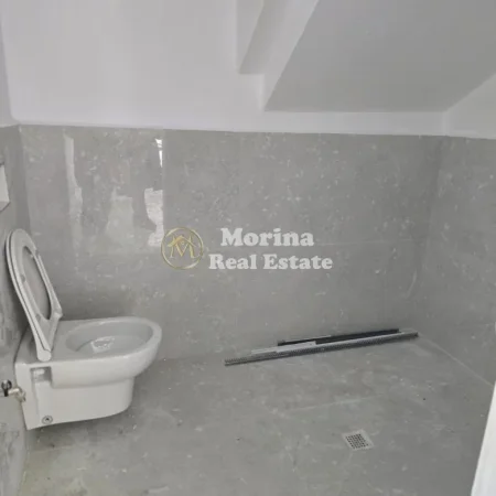 Tirane, jepet me qera ambjent biznesi Kati 0, 117 m² 750 € (21 Dhjetori)