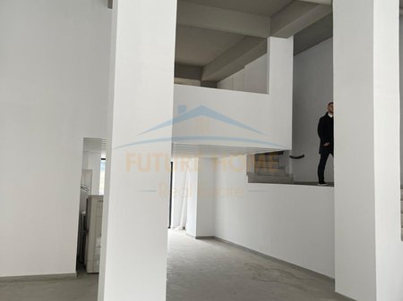 Tirane, jepet me qera ambjent biznesi Kati 0, 418 m² 3.500 € (Brryl)