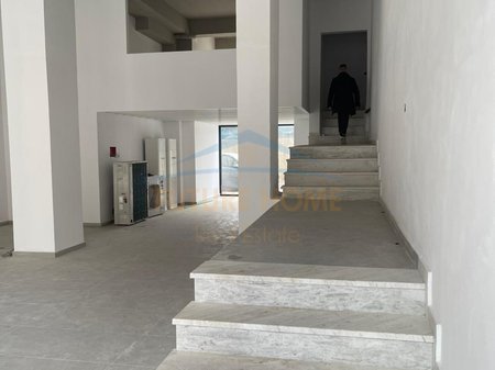 Tirane, jepet me qera ambjent biznesi Kati 0, 418 m² 3.500 € (Brryl)