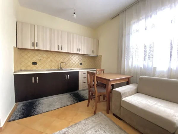 Tirane, jepet me qera apartament 2+1 Kati 2, 