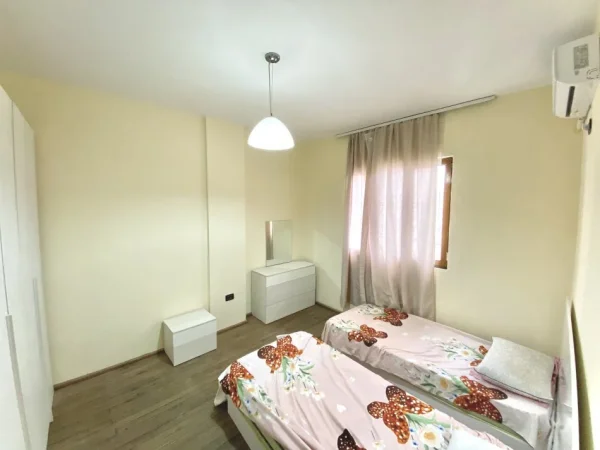 Tirane, jepet me qera apartament 2+1 Kati 2, 