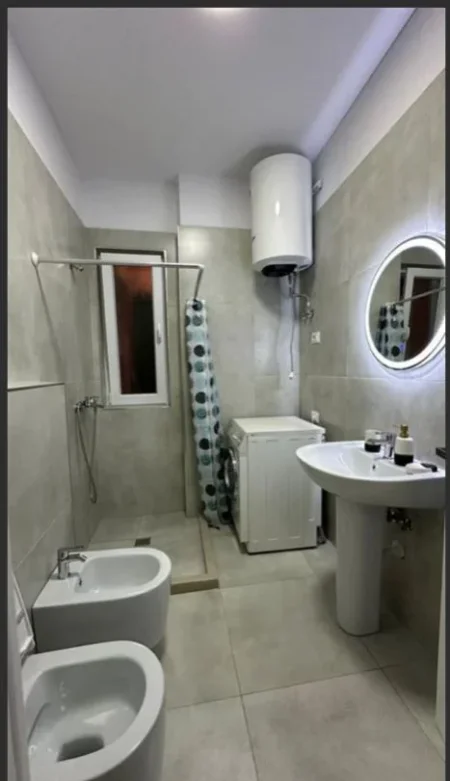 Tirane, jepet me qera apartament 1+1 Kati 4, 70 m² 600 € (5 MAJI)